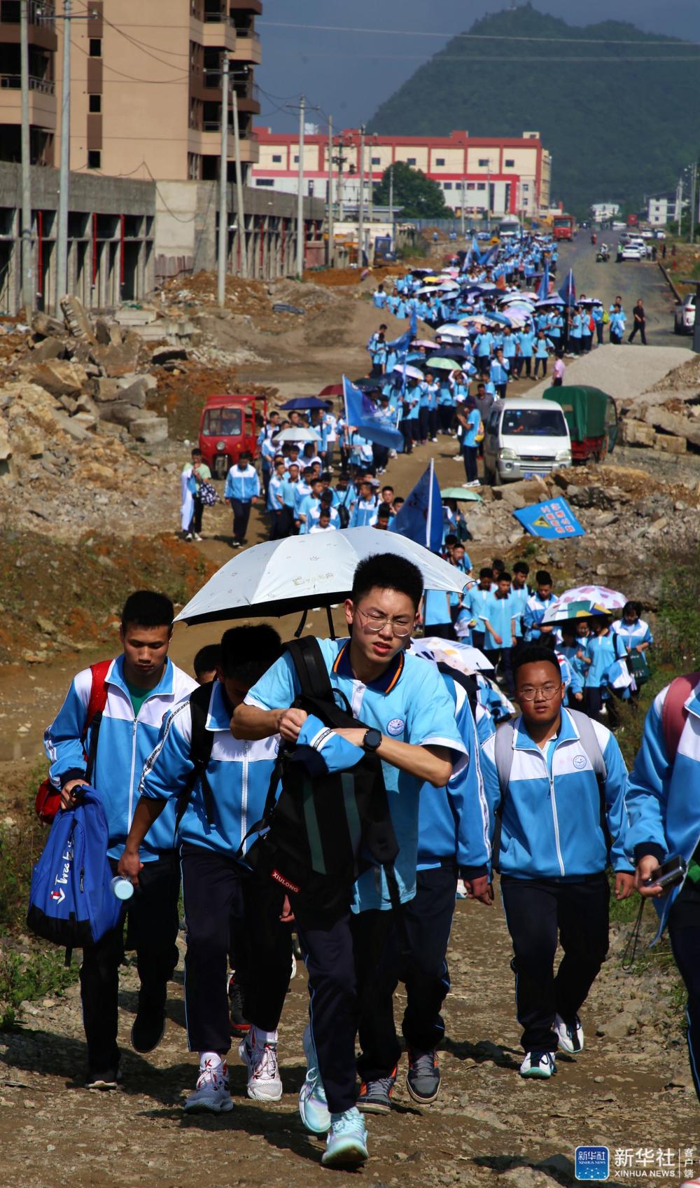 贵州绥阳:千名高三学子激情远足