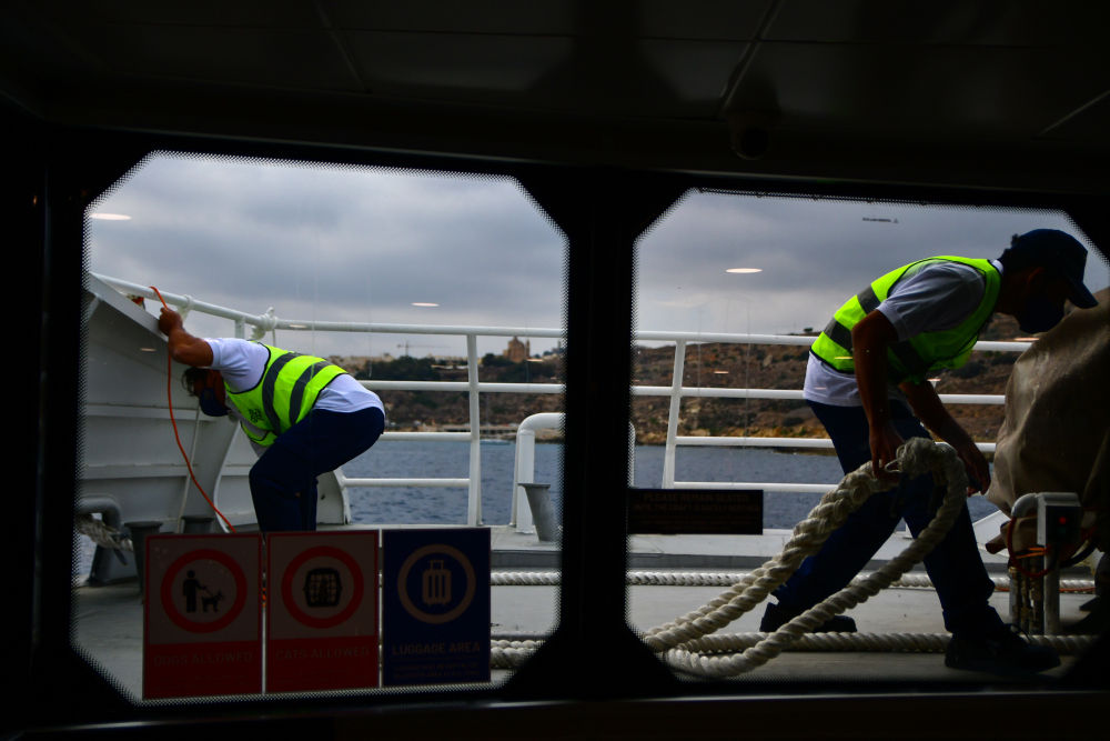 6月1日,船员系牢泊绳,准备在马耳他戈佐岛的姆贾尔港口靠岸.