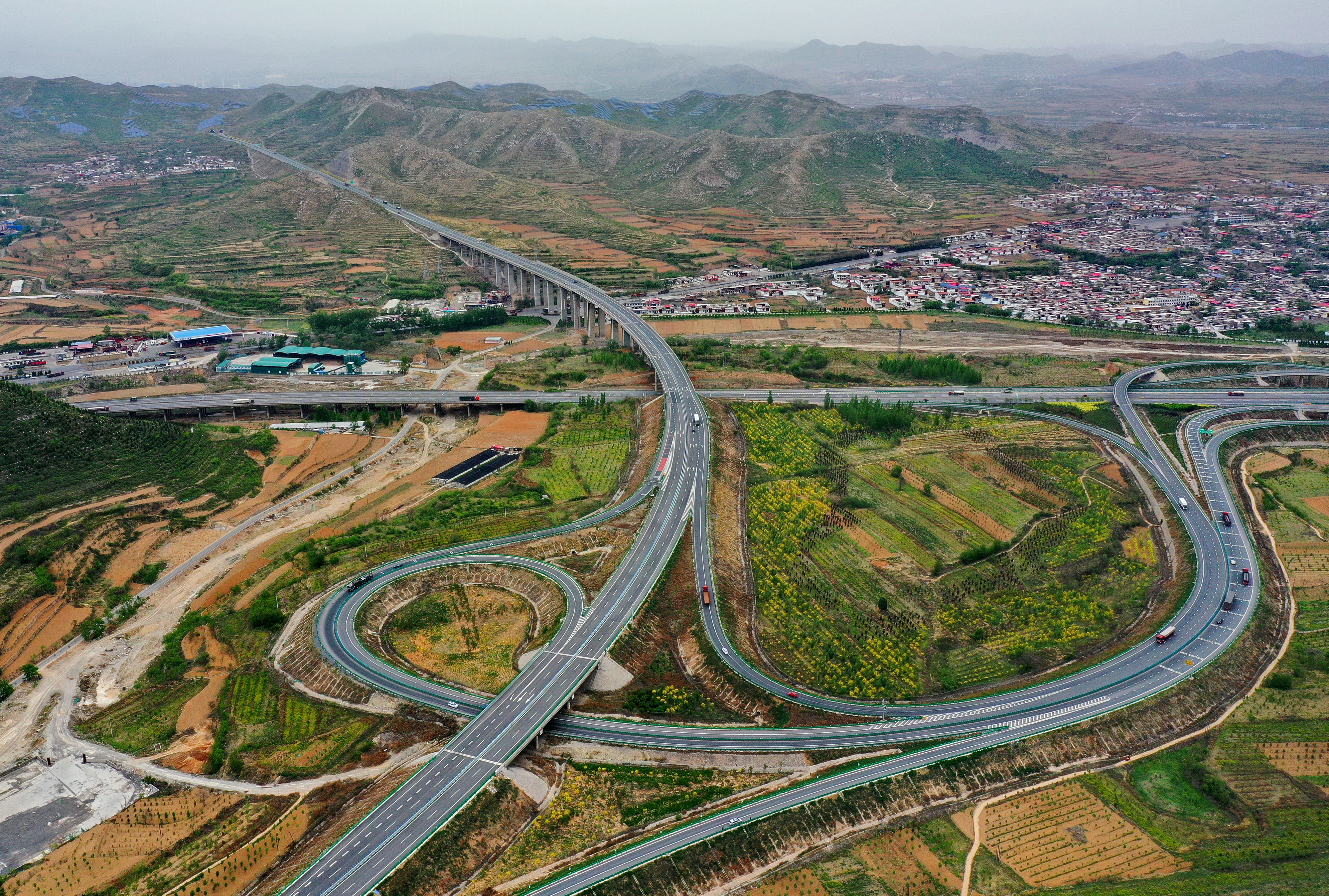 ↑4月27日拍摄的河北省邯郸市境内的太行山高速(无人机照片)
