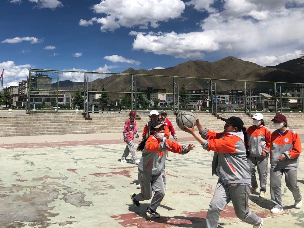 奔跑在高原篮球场上的藏族女孩