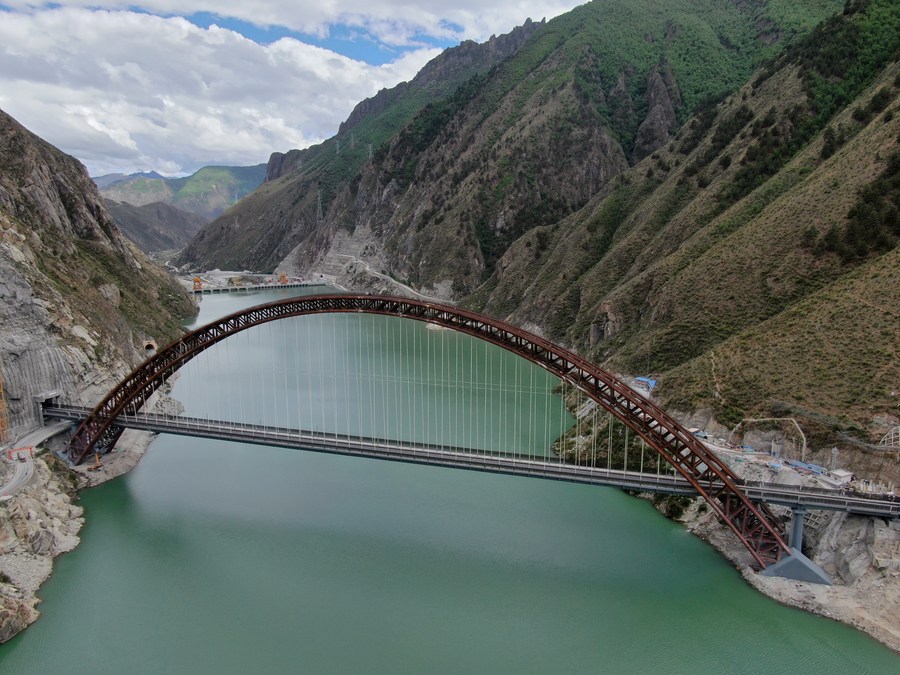 由中铁二院勘察设计的拉林铁路藏木雅鲁藏布江双线特大桥(2021年5月27