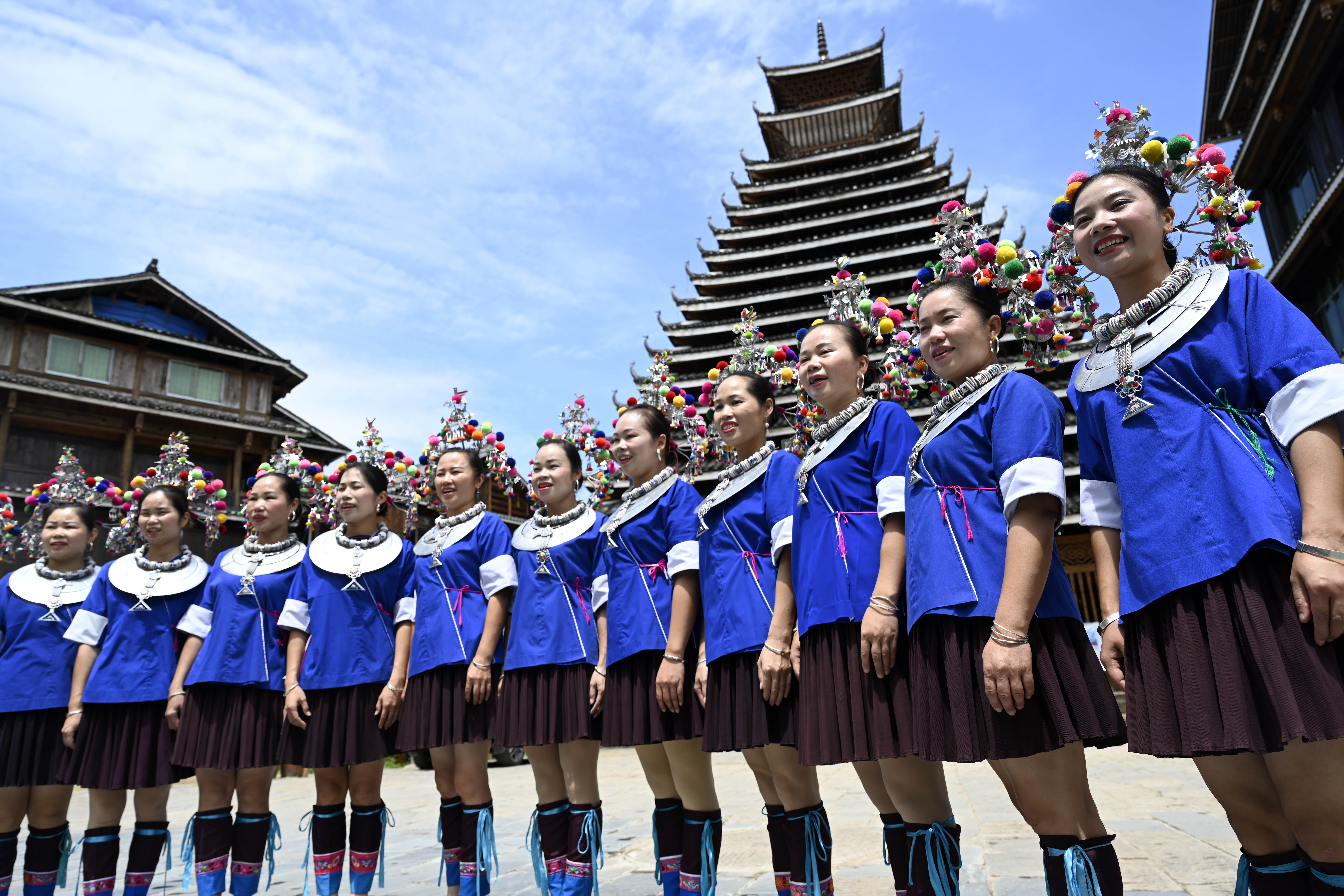 7月8日,在广西三江县程阳八寨,村民在表演侗族大歌