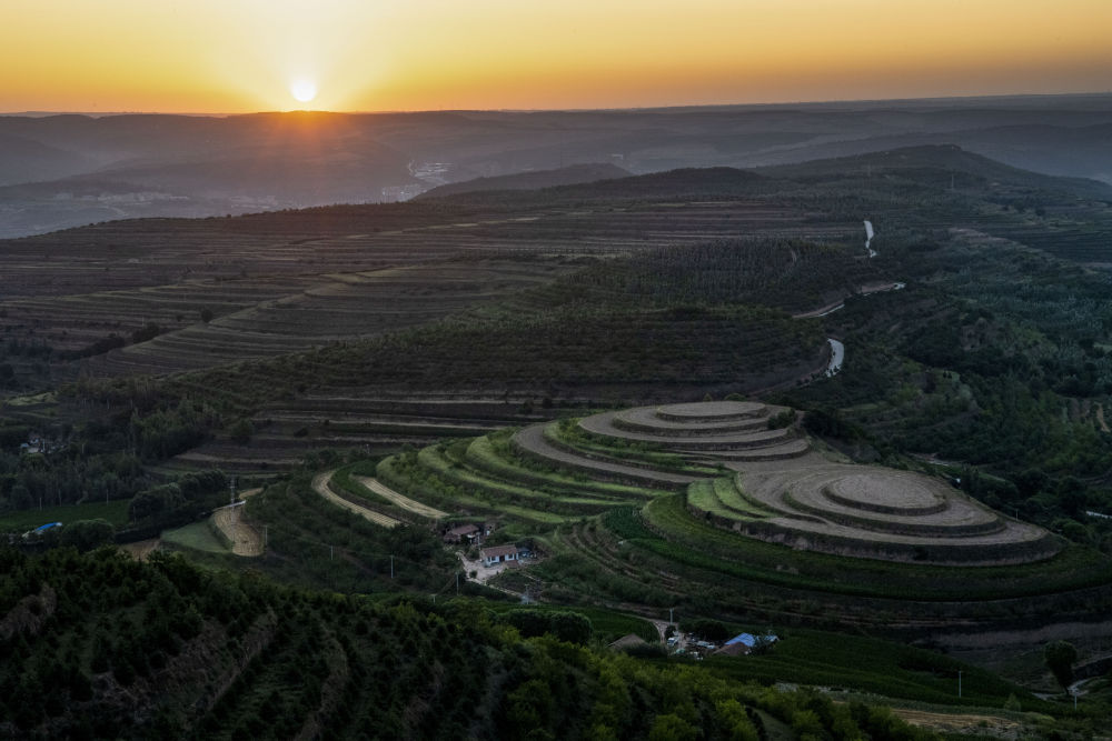 这是7月13日在宁夏固原市彭阳县青云湾旱作梯田公园拍摄的日出.