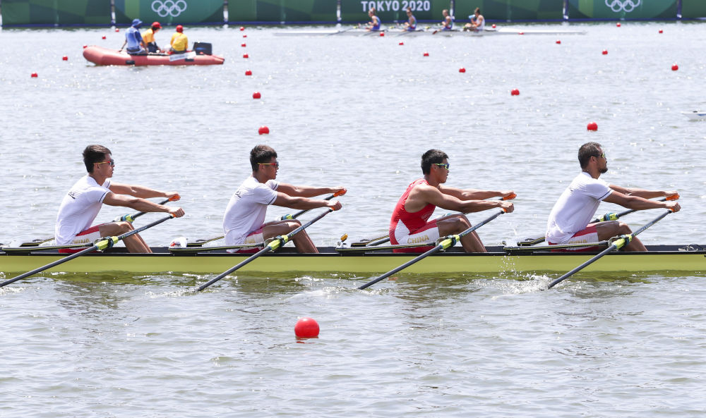 中国赛艇队男子双人双桨队员刘治宇(后)/张亮在训练中.