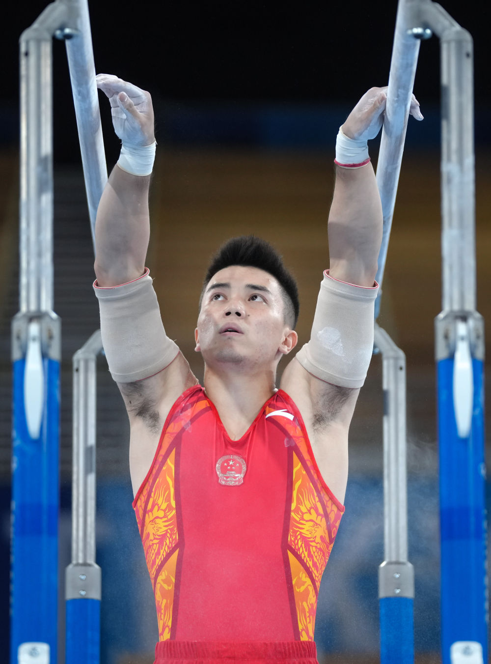 中国运动员孙炜进行