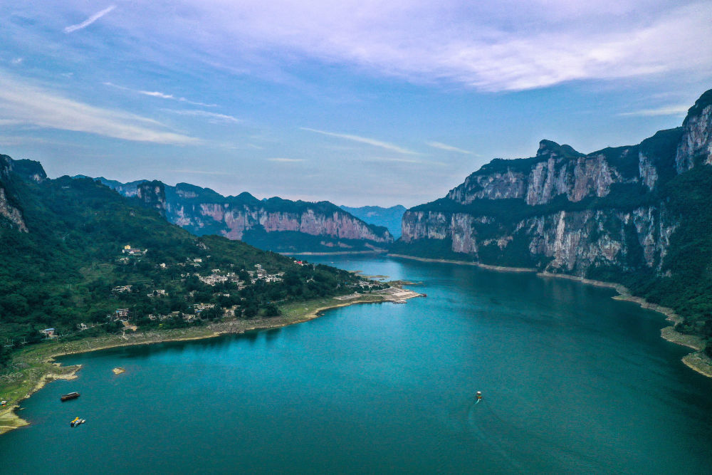 这是7月24日拍摄的贵州省黔西市新仁苗族乡化屋村黄昏美景(无人机