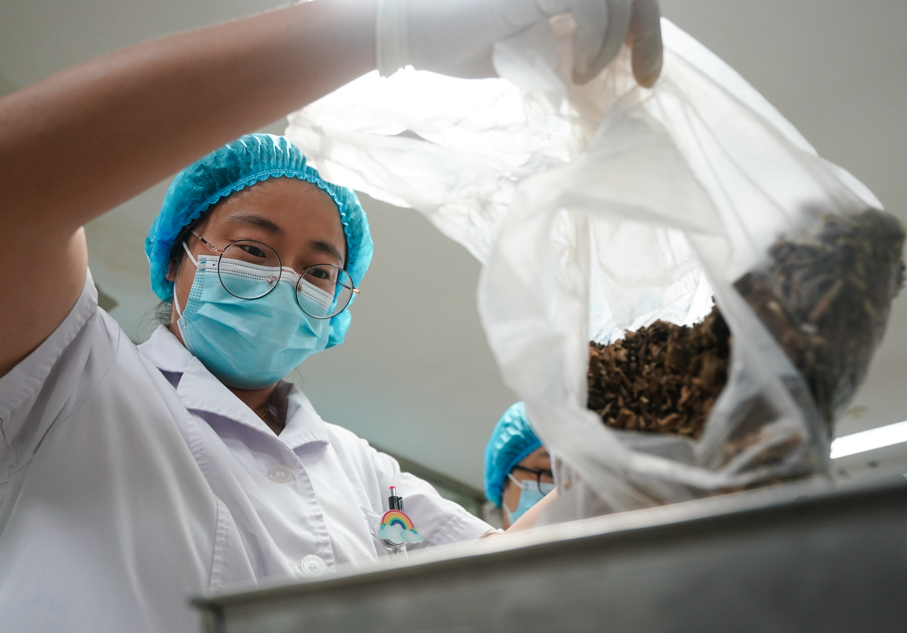 7月27日,南京市江宁中医院中药师在调配药材.
