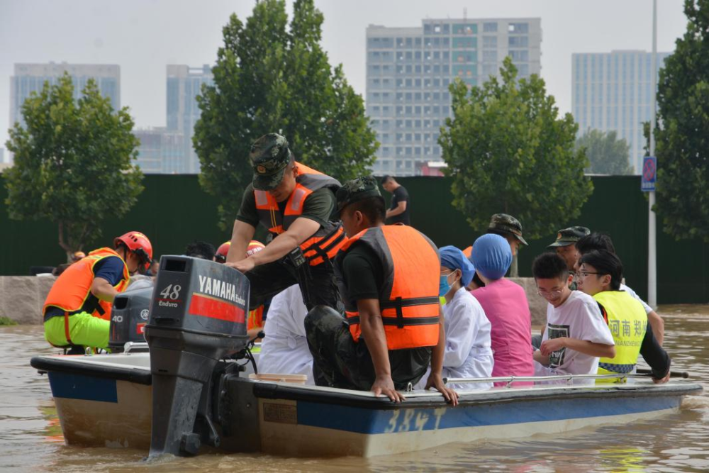 武警某支队奔赴阜外华中心血管病医院转移被困群众