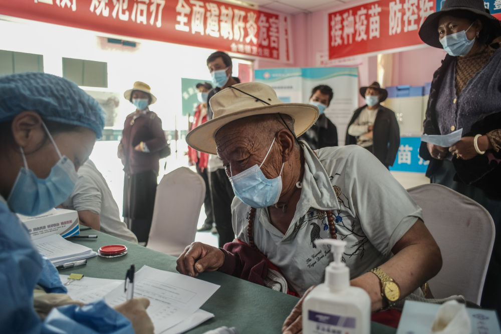 千里送“苗”——中国新冠疫苗持续接力运往偏远地区,到达稻城县-图片1