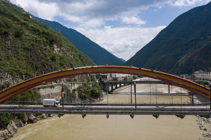 千里送“苗”——中国新冠疫苗持续接力运往偏远地区,到达稻城县-图片3