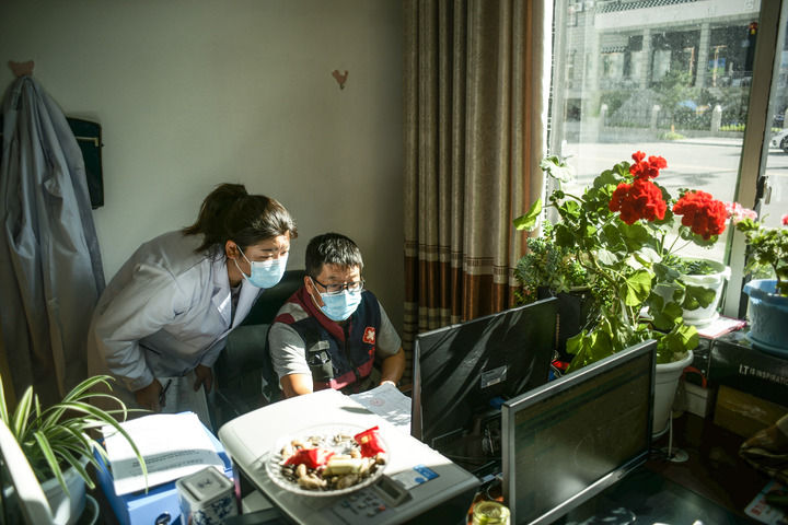 千里送“苗”——中国新冠疫苗持续接力运往偏远地区,到达稻城县-图片4