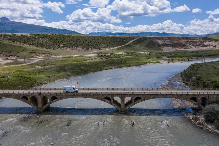 千里送“苗”——中国新冠疫苗持续接力运往偏远地区,到达稻城县-图片5