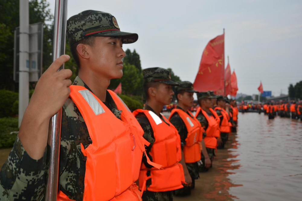 武警某支队奔赴阜外华中心血管病医院转移被困群众