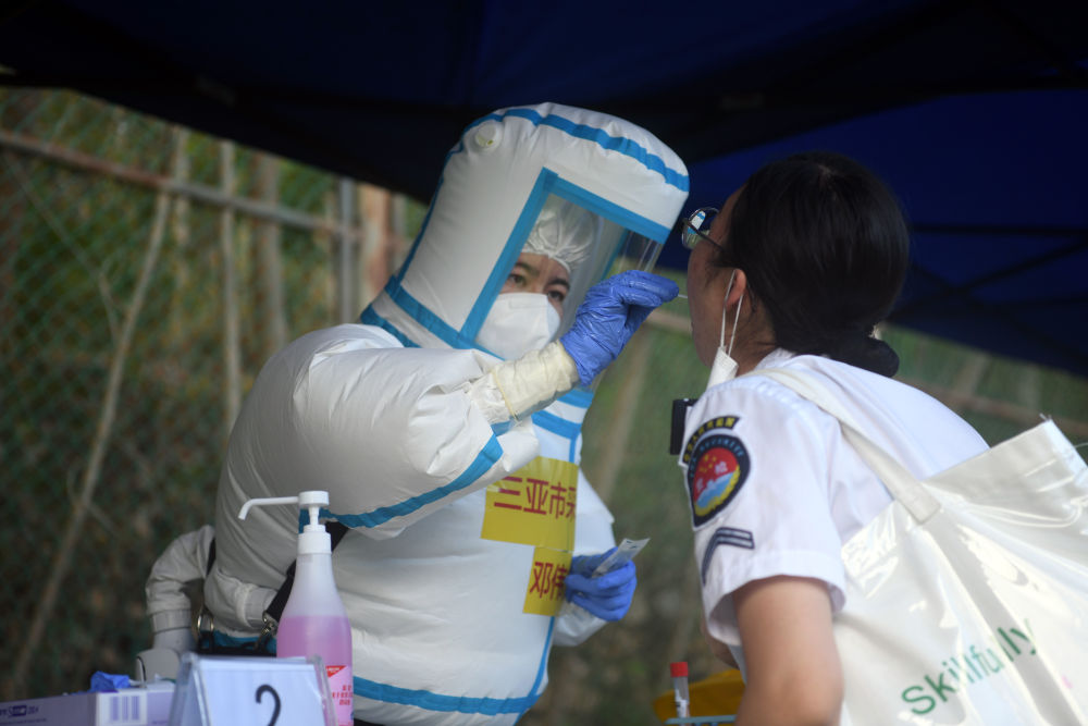 医护人员穿着新型医用正压防护服进行核酸检测采样