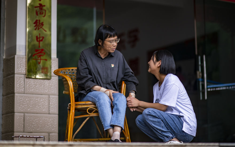 8月24日,晨读之后,张桂梅来到杨丽梅所在班级督促大家好好吃饭.