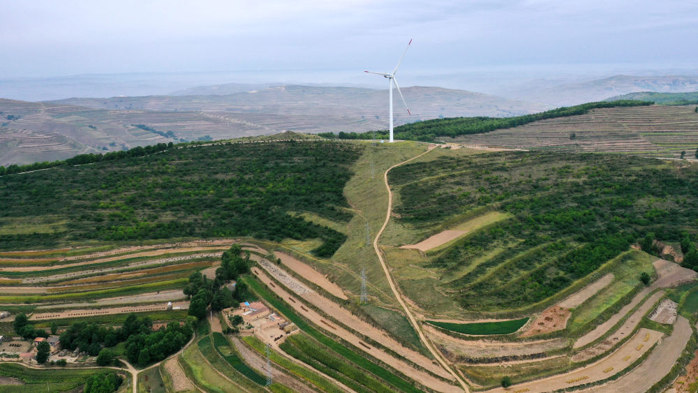 甘肃省定西市通渭县华家岭的梯田与风电机组