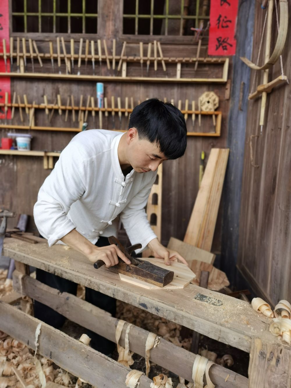 电讯记者刘智强摄除了外出,安旭几乎每天都会在自家院子里做木匠活