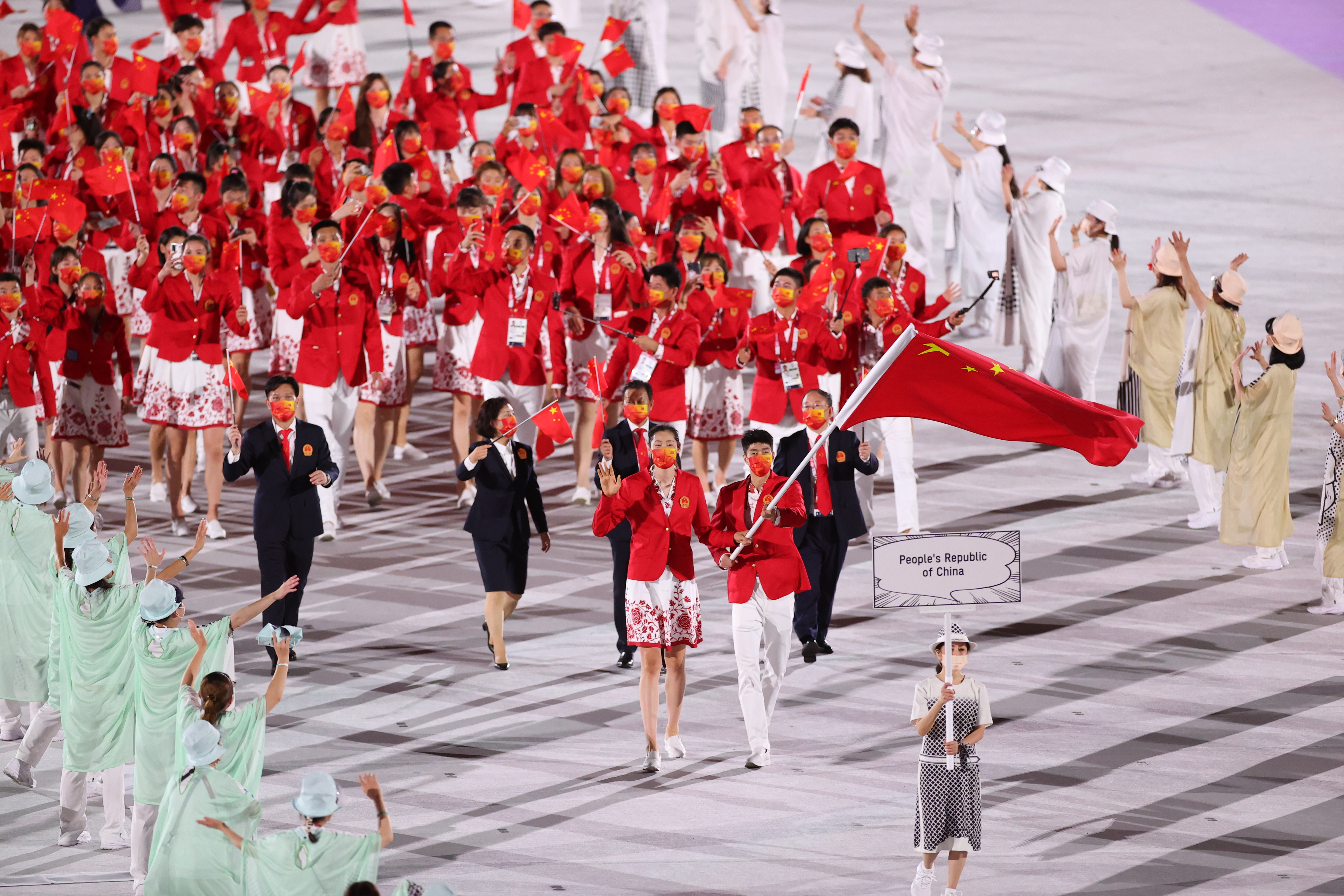 7月23日,中国体育代表团在东京奥运会开幕式上入场