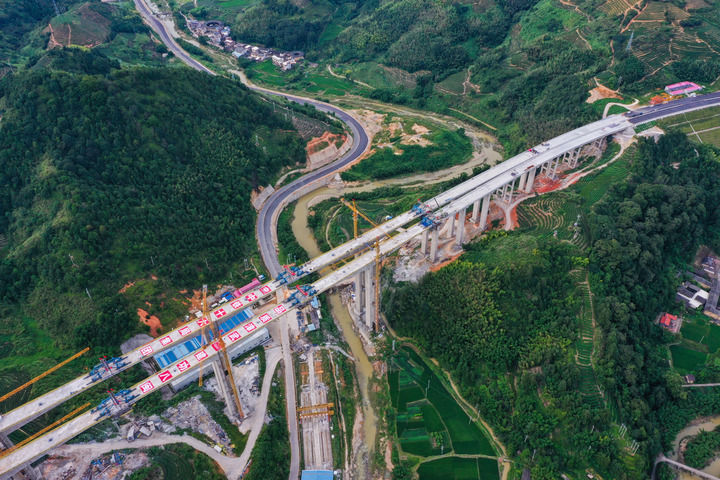 漳武高速公路首座大跨度桥梁合龙