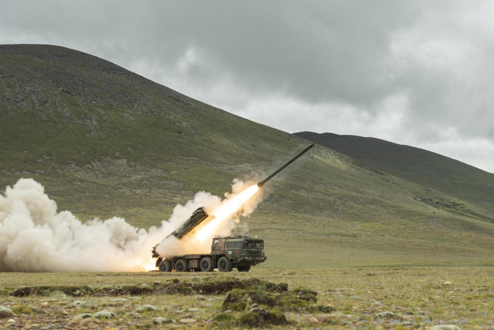 西藏军区某旅举行远火超极限射距火力打击演练