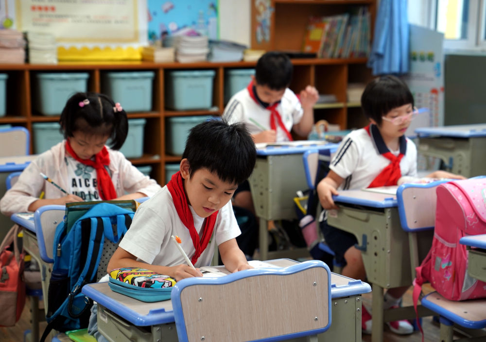 9月7日,黄浦区复兴东路第三小学的学生们在"爱陪伴"时间写作业.