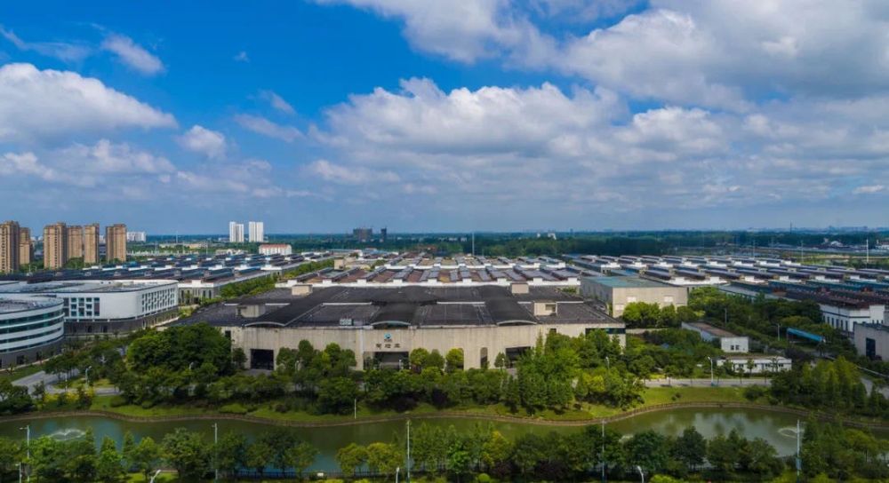 洋河股份位于中国白酒之都——江苏省宿迁市,总占地面积10平方公里.