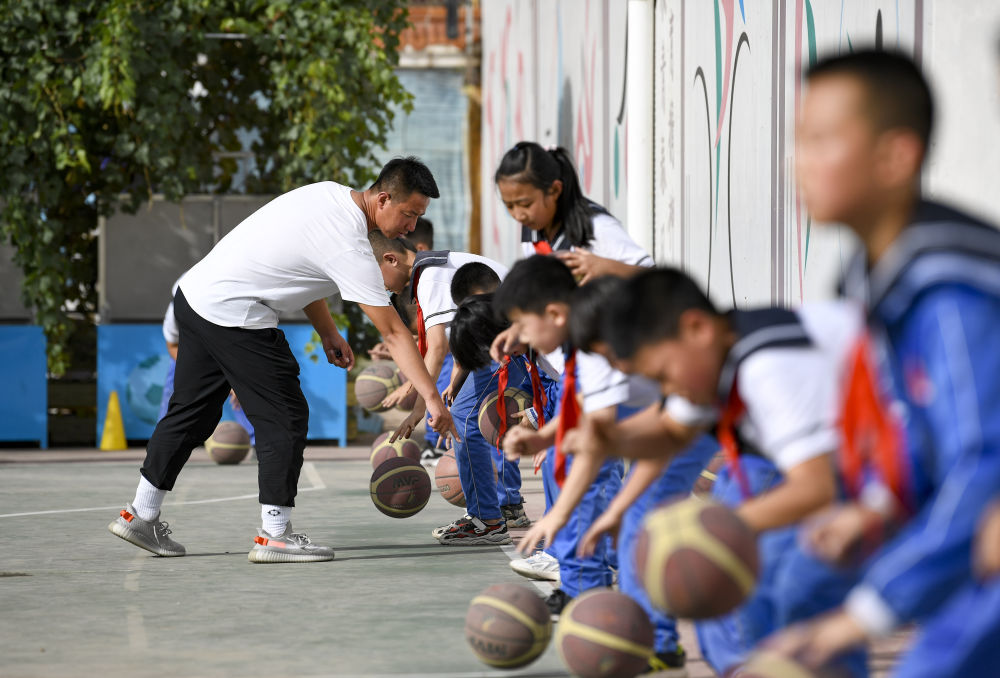 各学校因地制宜,制定课后服务实施方案,开展丰富多彩的文艺,体育,科学