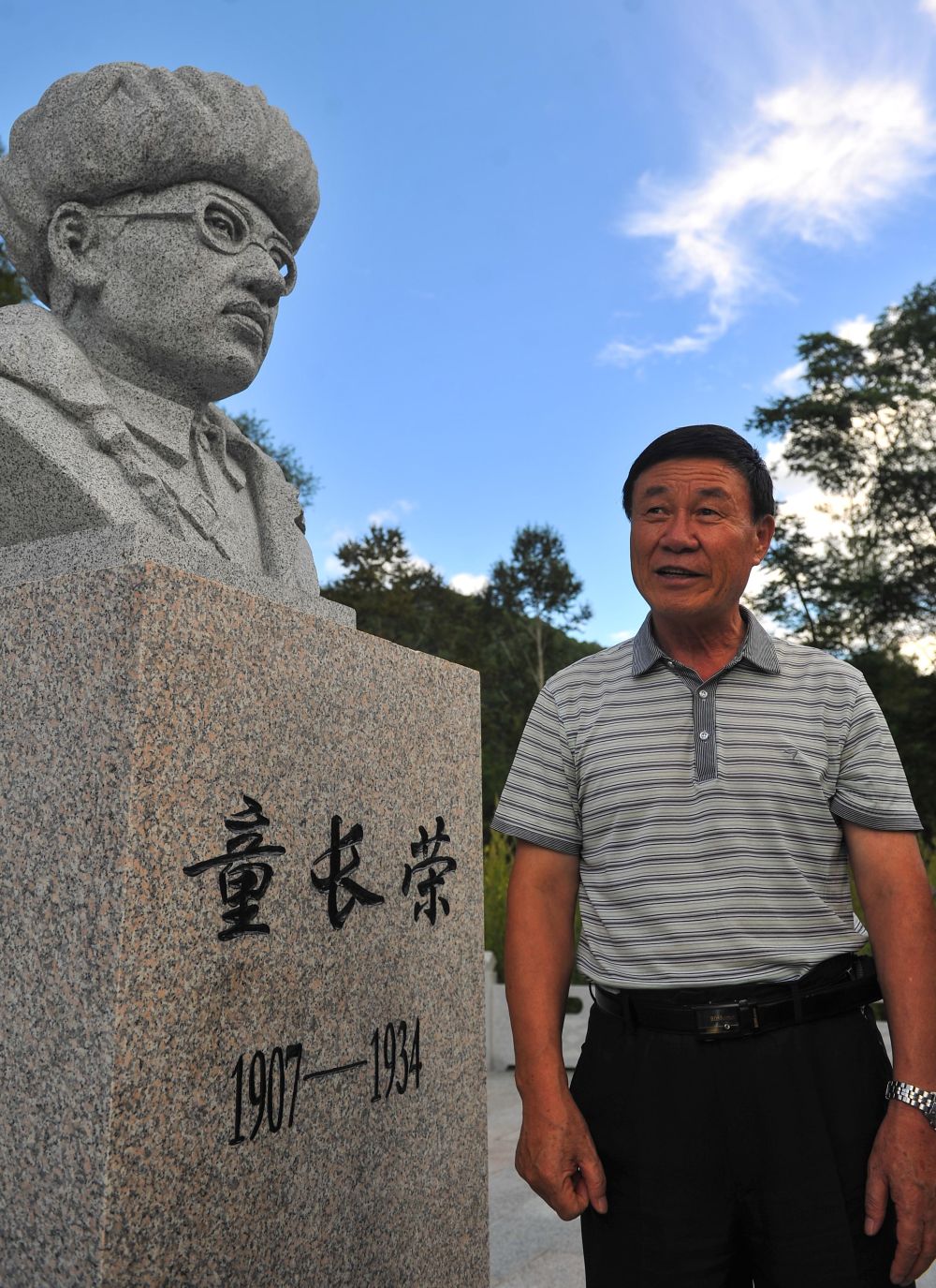 什么" 金春燮这样回答 在金春燮的带动下 2011年,童长荣烈士陵园竣工