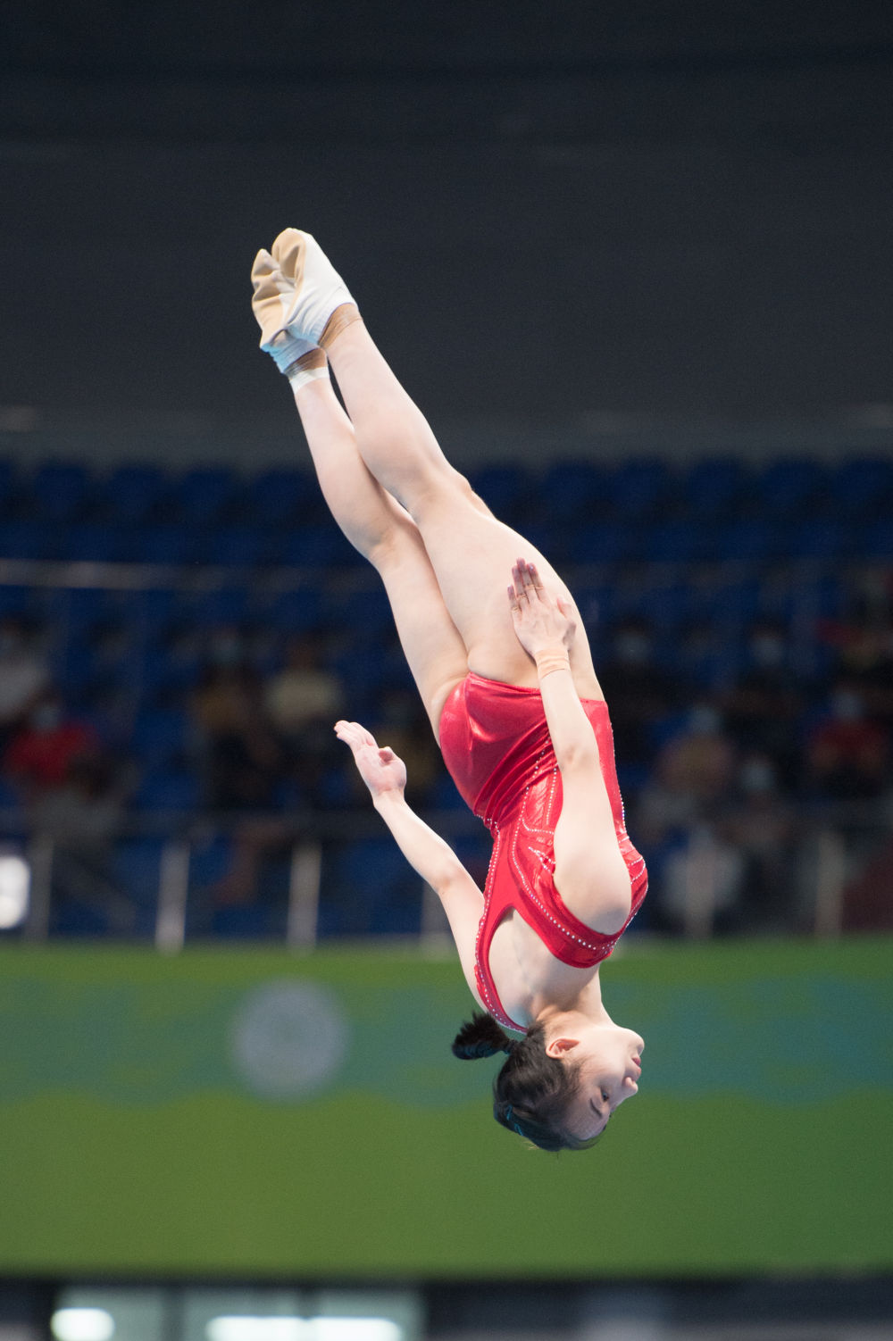 轻盈的起跳,腾空,翻转,一套完成度很高的动作让"蹦床女神"获得了55