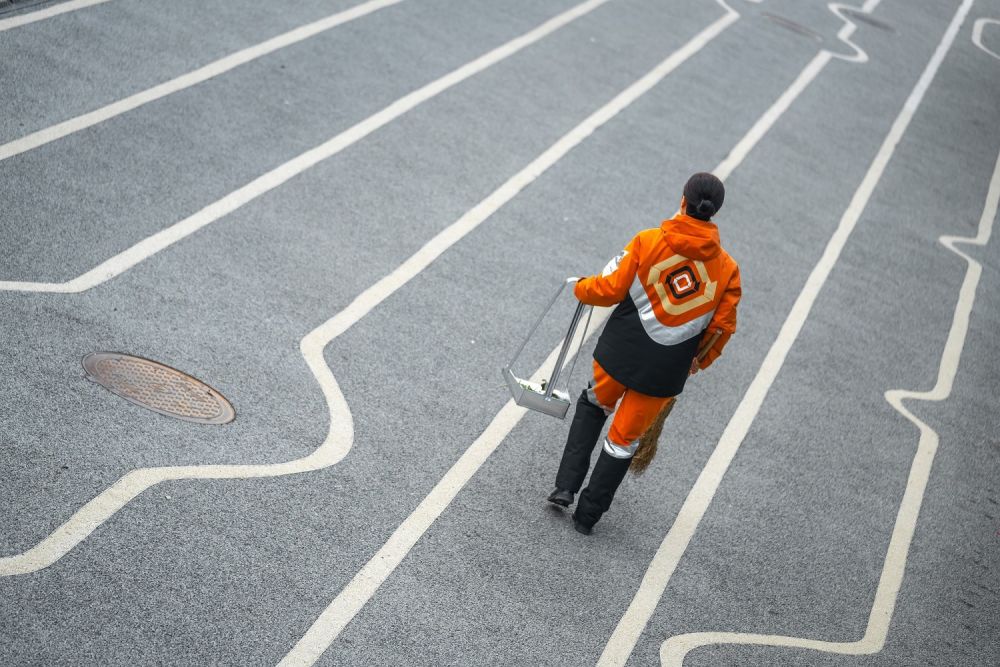 可口可乐中国为冬奥会清废人员提供环保概念工作服 - 新华社客户端