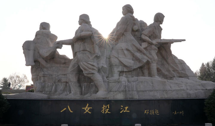 这是位于黑龙江省牡丹江市牡丹江畔的"八女投江"烈士群雕.