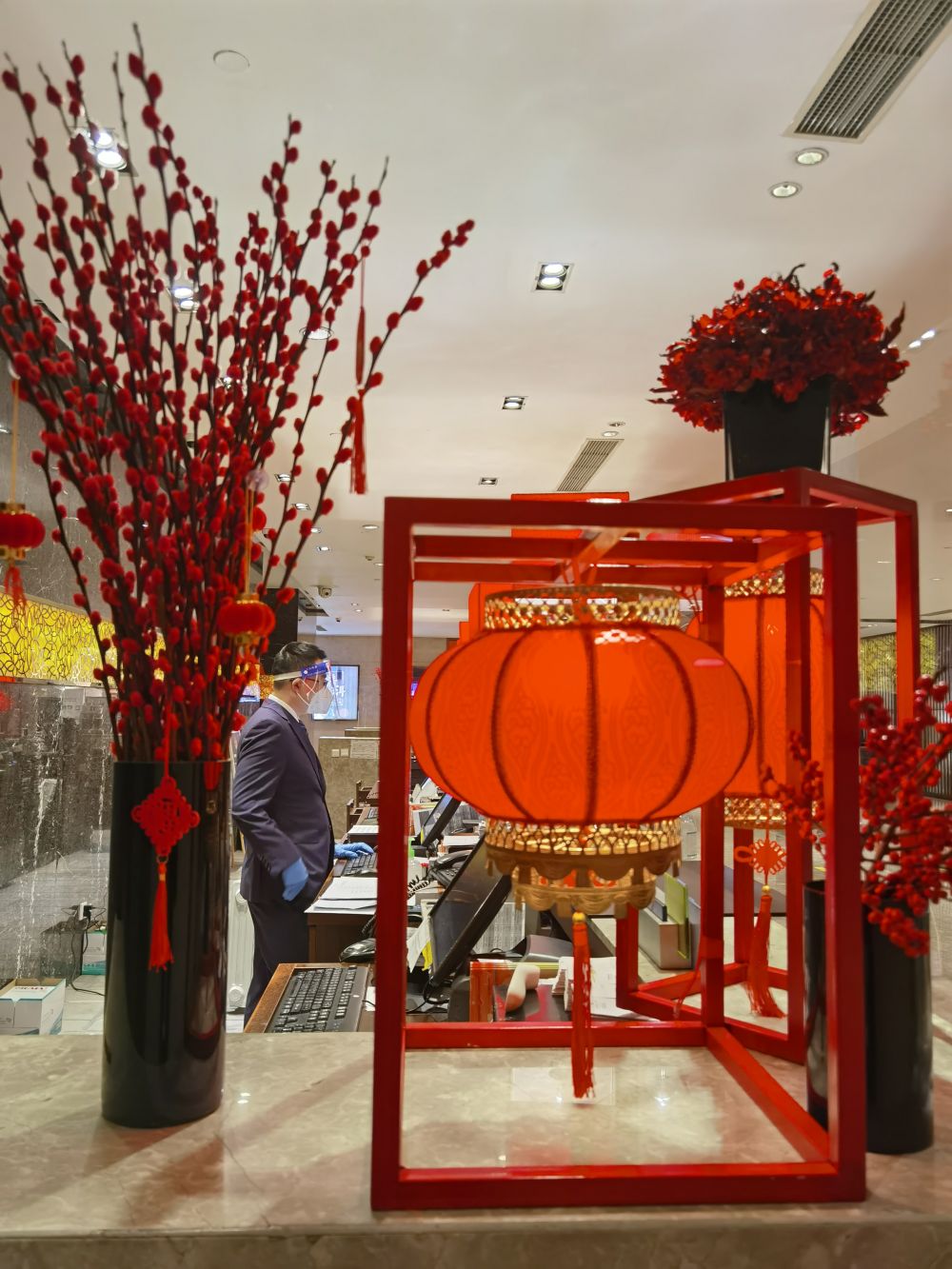 这位外国朋友的背包上还有中国结北京冬奥会主新闻中心里也洋溢着春节