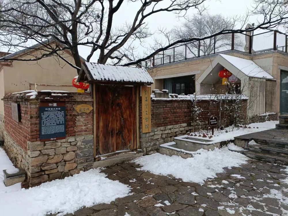 在山东省沂源县沂河源田园综合体博物馆,艺术馆,文学馆里,游客陶醉在