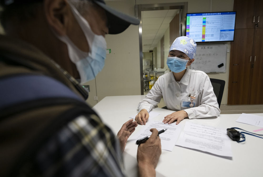 2020年5月12日,在云南省第一人民医院老年医学科,护士雷静秋指导准备入院的老年患者填写表格。新华社发(陈欣波 摄) 2020年5月12日,在云南省第一人民医院老年医学科,护士雷静秋指导准备入院的老年患者填写表格。新华社发(陈欣波 摄)