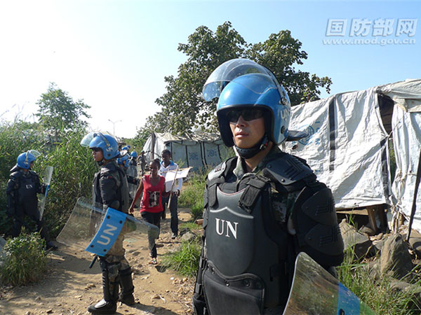 中國維和部隊持盾護衛難民